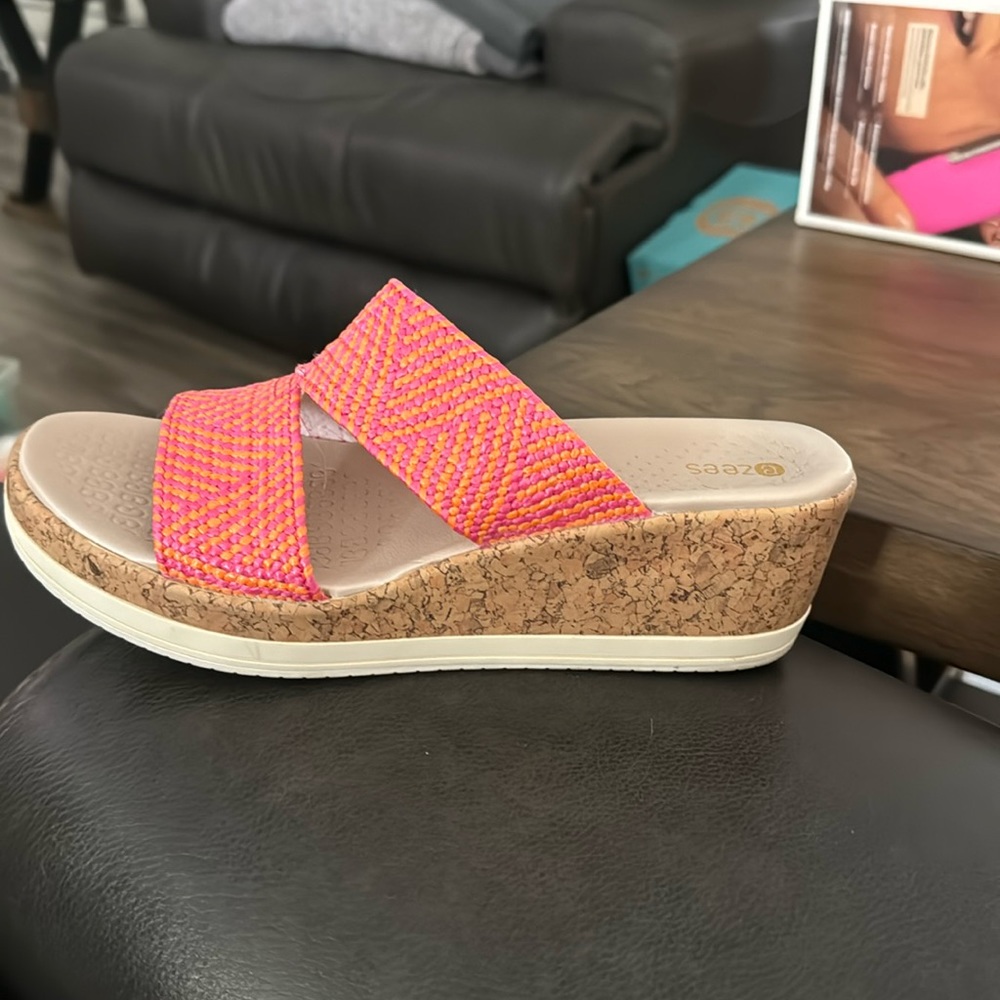 Women’s BZees Resort Sandal. Paradise Pink/ Orange Raffia. Size 8.5, never worn